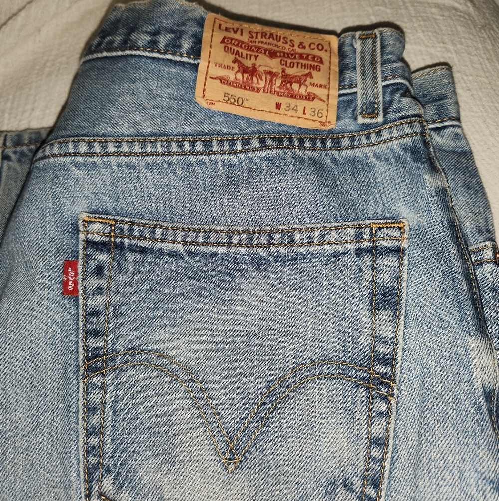 Levi's 550 Relaxed Jeans in Light Blue Denim with Red Tab 34x36 w/ Wallet Print